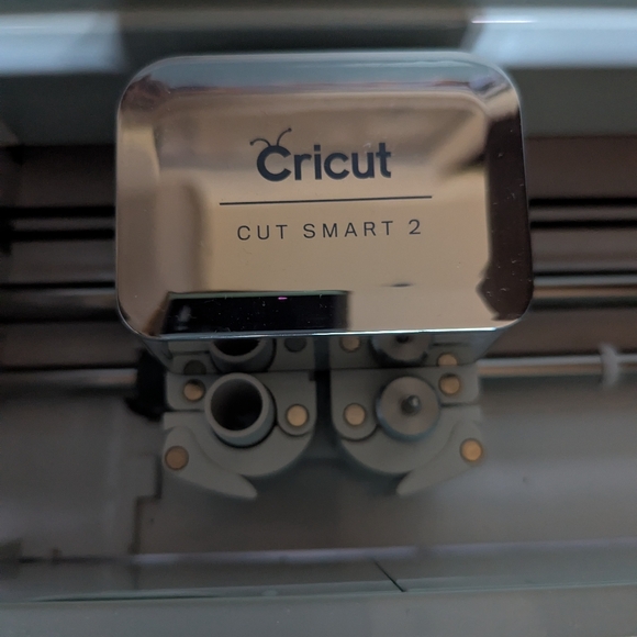 Cricut Explore 2 Mint - Machine and Accessories - Picture 4 of 6